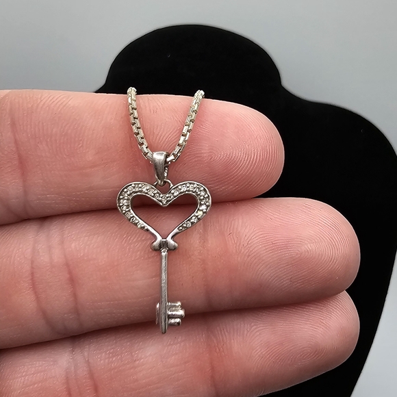 Sterling silver diamond heart key necklace - Picture 6 of 10